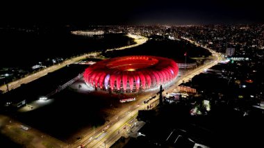Porto Alegre Rio Grande Do Sul Brezilya 'daki Beira Rio Stadyumu. Şehrin modern mimarisi olan futbol stadyumunun havadan görünüşü. İnşaat Skyline Kuşlar Manzarası Güzel.