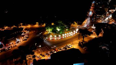 Gramado Rio Grande Do Sul Brezilya 'da Gece Gramado Skyline' ı. Christimas Ağacı 'nın havadan görünüşü ve mutlu tatiller için süsleri. Şehir Gökyüzü Binası Aydınlanmış Şehir. Aydınlatılmış Yer İmi.