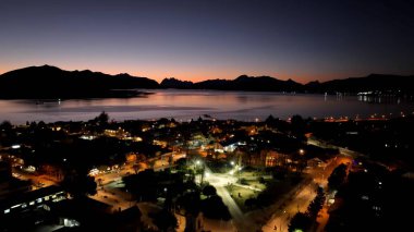 Puerto Natales 'teki Sunset City Antarktika Şili. Gökdelenleri Şehir Merkezi Şehir Yaşamını Yansıtıyor. Sunset Nature Travel Distinations Sunrise Mountain. Doğa Tarihi Yer.