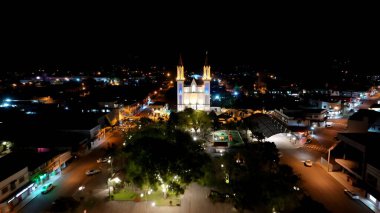 Praia Grande Santa Catarina Brezilya 'daki Gece Aydınlatılmış Kilise. Göz kamaştırıcı Barok Kilisesi manzarayla çelişiyor. İnşaat Sanayi Peyzajı Ticari Binası Canlı.