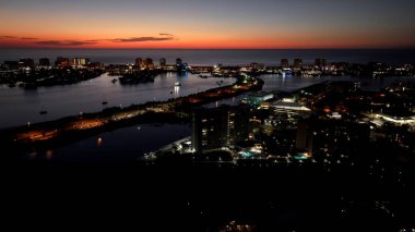 Clearwater Florida 'da renkli günbatımı. Yukarıdan canlı bir şehrin telaş ve koşuşturmasını yakalamak. Sunset City Sahili. Coast Outdoor Panning Wide 'da. Clearwater Florida.