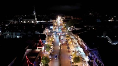 Rio Grande Do Sul Brezilya 'da Noel zamanı. Christimas Ağacı 'nın havadan görünüşü ve mutlu tatiller için süsleri. Altyapı Yapısı: Skyline Ticaret Binası Meşgul.