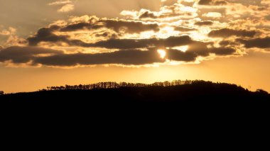 Ribeirao 'da Sunset Sky Preto Sao Paulo Brezilya. Göz kamaştırıcı Kırsal Yaşam Manzarası Yukarıdan Görünüyor. Sunset Yolu Açık Tarım Güzeli. Çiftçi Bosk Doğa. Ribeirao Preto Sao Paulo.