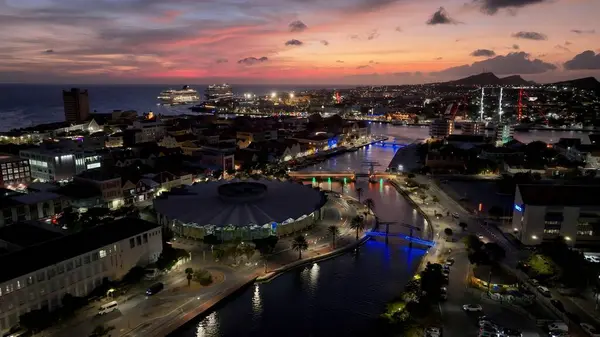 Otrobanda Willemstad Curacao 'da günbatımı Curacao Skyline. Yüksek katlı binaların ve şehir yaşamını gösteren trafik gösterilerinin havadan görüntüsü. Şehir Gökyüzü Bulutları Aydınlatma Şehir.