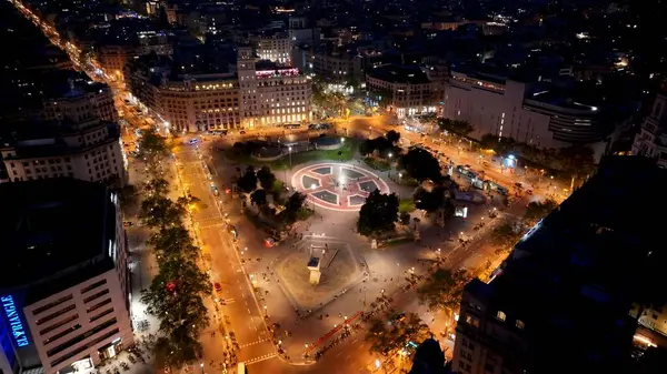 Barselona Katalonya 'daki Gece Katalonya Meydanı İspanya. Yoğun caddeler ve binalarla çevrili bir şehir parkının havadan görünüşü. İnşaat Alanı Yüksek Doğulu Binası Canlı.
