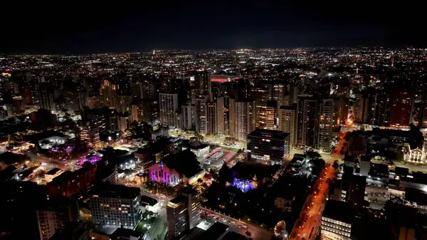 Curitiba Parana Brezilya 'da Curitiba Skyline. Gökdelenleri Şehir Merkezi Şehir Yaşamını Yansıtıyor. Şehir merkezindeki Gece Yükseltilmiş Yol. Şehrin yukarısında bir gece. Curitiba Parana.