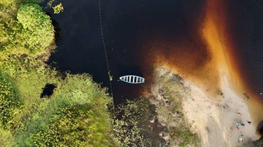 Maranhao Brezilya 'daki Santo Amaro' da izole edilmiş bir tekne. Güzel Ekosistem. Bay Water Manzarası. Maranhao 'da ıssız bir tekne. Karanlık Nehir. Yerli Köyü. Turizm Seyahati. Brezilya Kuzeydoğu.