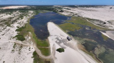 Ceara Brezilya 'daki Paraipaba' da Jegue Lagoon. Doğa manzarası. Güzel kum tepeleri. Paraipaba 'daki Jegue Lagoon. Yağmur suyu gölleri. Almecegas Gölü. Yaz Gezisi. Brezilya Kuzeydoğu.