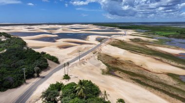 Maranhao Brezilya 'daki Paulino Neves' deki Dunes Yolu. Küçük Çarşaflar Manzarası. Sand Dunes Yolu. Paulino Neves 'teki Dunes Yolu. Turizm Seyahati. Doğa Sahnesi. Sahil Arkaplanı. Brezilya Kuzeydoğu.