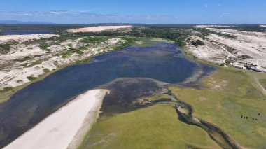 Ceara Brezilya 'daki Paraipaba' da Jegue Lagoon. Doğa manzarası. Güzel kum tepeleri. Paraipaba 'daki Jegue Lagoon. Yağmur suyu gölleri. Almecegas Gölü. Yaz Gezisi. Brezilya Kuzeydoğu.