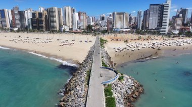 Ceara Brezilya 'daki Fortaleza' da Manzaralı İskele. Sahil Skyline. Şehir merkezinde. Modern Highrise Binaları. Ceara Brezilya 'daki Fortaleza' da Manzaralı İskele. Göz kamaştırıcı manzara. Brezilya Kuzeydoğu.
