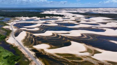 Maranhao Brezilya 'daki Paulino Neves' deki Dunes Yolu. Küçük Çarşaflar Manzarası. Sand Dunes Yolu. Paulino Neves 'teki Dunes Yolu. Turizm Seyahati. Doğa Sahnesi. Sahil Arkaplanı. Brezilya Kuzeydoğu.