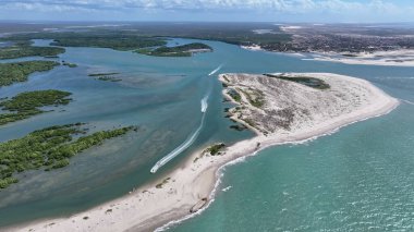 Brezilya 'nın Piaui şehrinde, Kajueiro Da Praia' daki Barra Grande Köyü. Sahil Skyline. Doğa manzarası. Yaz Gezisi. Brezilya 'nın Piaui şehrinde, Kajueiro Da Praia' daki Barra Grande Köyü. Tropikal Manzara.