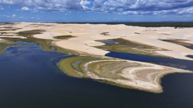 Piaui Brezilya 'daki Luis Correia' da Lencois Piauienses. Doğa Küçük Çarşafları. Portinho Gölü. Lencois Piauiens Luis Correia 'da. Kıvrımlı kum tepeleri. Yağmur suyu gölleri. Tropik Seyahat.