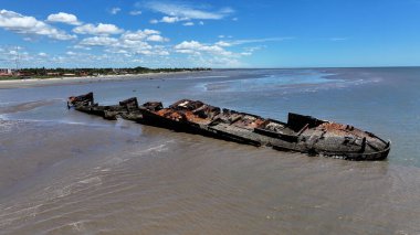 Tutoia Skyline, Tutoia, Brezilya 'da. Sahil Skyline. Doğa Düşük Dalga. Yaz Gezisi. Tutoia Skyline, Tutoia, Brezilya 'da. Gemi Enkazı Manzarası.