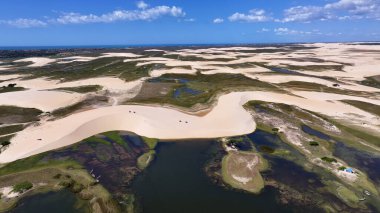 Piaui Brezilya 'daki Luis Correia' da Lencois Piauienses. Doğa Küçük Çarşafları. Portinho Gölü. Lencois Piauiens Luis Correia 'da. Kıvrımlı kum tepeleri. Yağmur suyu gölleri. Tropik Seyahat.