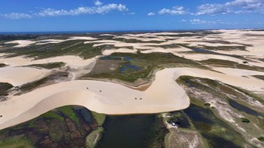 Piaui Brezilya 'daki Luis Correia' da Lencois Piauienses. Tatlı Su Gölleri Peyzajı. Kum tepeleri dağları. Lencois Piauiens Luis Correia 'da. Turizm Seyahati. Doğa Sahnesi. Plaj Arkaplanı.