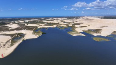 Portinho Gölü Piaui Brezilya 'daki Luis Correia' da. Tatlı Su Gölleri Peyzajı. Kum tepeleri dağları. Luis Correia 'daki Portinho Gölü. Turizm Seyahati. Lencois Piauiens. Plaj Arkaplanı.