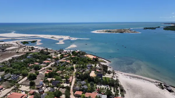 Piaui Brezilya 'daki Luis Correia' daki Macapa Plajı. Plaj manzarası. Doğa Deniz Burnu. Seyahat güzergahı. Piaui Brezilya 'daki Luis Correia' daki Macapa Plajı. Turkuaz Su.