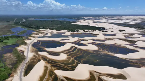 Maranhao Brezilya 'daki Paulino Neves' deki Dunes Yolu. Küçük Çarşaflar Manzarası. Sand Dunes Yolu. Paulino Neves 'teki Dunes Yolu. Turizm Seyahati. Doğa Sahnesi. Sahil Arkaplanı. Brezilya Kuzeydoğu.