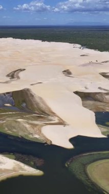 Lazio İtalya, Roma 'daki Sant Angelo Kalesi. Ortaçağ Binaları. Roma Köprüsü Tiber Nehri. Lazio İtalya, Roma 'daki Sant Angelo Kalesi. Turizm Tarihi Yer. Sant Angelo Kalesi. Roma Skyline.