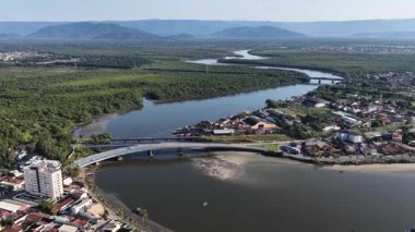 Itanhaem Nehri Sao Paulo Brezilya 'daki Itanhaem' de. Coast City Skyline 'da. Atlantik Ormanı manzarası. Yaz Gezisi. Itanhaem Nehri Sao Paulo Brezilya 'daki Itanhaem' de. Doğa Manzarası.
