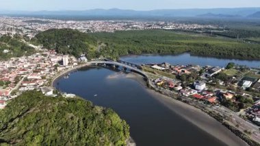 Itanhaem Skyline Sao Paulo Brezilya 'daki Itanhaem' de. Sahil Skyline. Coast City Peyzajı. Yaz Gezisi. Itanhaem Skyline Sao Paulo Brezilya 'daki Itanhaem' de. Tropikal Manzara.