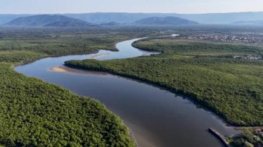 Itanhaem Nehri Sao Paulo Brezilya 'daki Itanhaem' de. Coast City Skyline 'da. Atlantik Ormanı manzarası. Yaz Gezisi. Itanhaem Nehri Sao Paulo Brezilya 'daki Itanhaem' de. Doğa Manzarası.