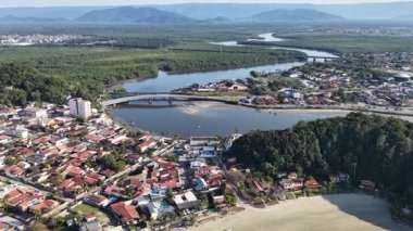 Itanhaem Skyline Sao Paulo Brezilya 'daki Itanhaem' de. Sahil Skyline. Coast City Peyzajı. Yaz Gezisi. Itanhaem Skyline Sao Paulo Brezilya 'daki Itanhaem' de. Tropikal Manzara.