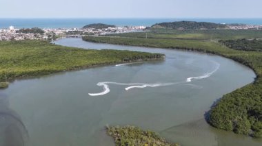Itanhaem Nehri Sao Paulo Brezilya 'daki Itanhaem' de. Atlantik Ormanı manzarası. River Skyline. Tropik seyahat. Itanhaem Nehri Sao Paulo Brezilya 'daki Itanhaem' de. Açık Hava Manzarası.