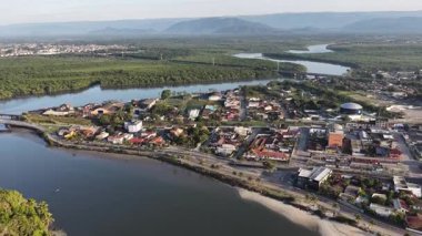 Itanhaem Skyline Sao Paulo Brezilya 'daki Itanhaem' de. Plaj manzarası. Doğa Deniz Burnu. Seyahat güzergahı. Itanhaem Skyline Sao Paulo Brezilya 'daki Itanhaem' de. Turizm Skyline.