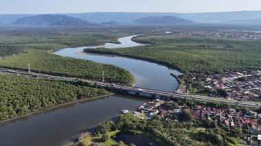 Itanhaem Nehri Sao Paulo Brezilya 'daki Itanhaem' de. Coast City Skyline 'da. Atlantik Ormanı manzarası. Yaz Gezisi. Itanhaem Nehri Sao Paulo Brezilya 'daki Itanhaem' de. Doğa Manzarası.