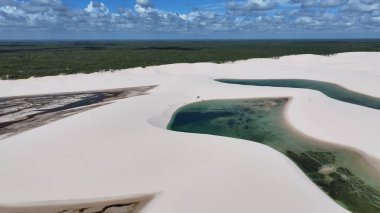 Maranhao Brezilya 'daki Barreirinhas' ta Lencois Maranhenses. Doğa manzarası. Kıvrımlı kum tepeleri. Lencois Maranhenses Brezilya 'da. Yağmur suyu gölleri. Güzel Yüksek Kumullar. Yaz Gezisi. Brezilya Kuzeydoğu.