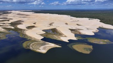 Piaui Brezilya 'daki Luis Correia' da Lencois Piauienses. Doğa Küçük Çarşafları. Portinho Gölü. Lencois Piauiens Luis Correia 'da. Kıvrımlı kum tepeleri. Yağmur suyu gölleri. Tropik Seyahat.