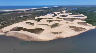 Maranhao Brezilya 'daki Araioses' de Morro Do Meio Plajı. Tatlı Su Gölleri Peyzajı. Kum tepeleri dağları. Araioses 'deki Morro Do Meio Plajı. Turizm Seyahati. Doğa Sahnesi. Parnaiba Delta Arkaplanı.