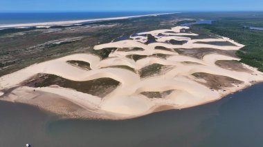Maranhao Brezilya 'daki Araioses' de Morro Do Meio Plajı. Doğa Manzarası. Parnaiba Delta Vahşi Yaşam. Maranhao 'daki Morro Do Meio Plajı. Kıvrımlı kum tepeleri. Yağmur suyu gölleri. Tropik Seyahat.