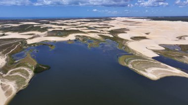 Portinho Gölü, Luis Correia, Piaui Brezilya 'da. Doğa manzarası. Kıvrımlı kum tepeleri. Luis Correia 'daki Portinho Gölü. Yağmur suyu gölleri. Lencois Piauiens. Yaz Gezisi. Brezilya Kuzeydoğu.
