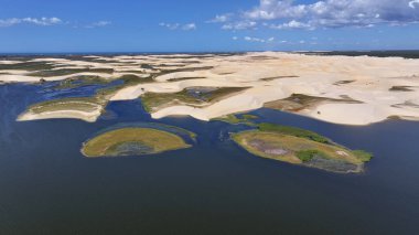 Piaui Brezilya 'daki Luis Correia' da Lencois Piauienses. Doğa Küçük Çarşafları. Portinho Gölü. Lencois Piauiens Luis Correia 'da. Kıvrımlı kum tepeleri. Yağmur suyu gölleri. Tropik Seyahat.