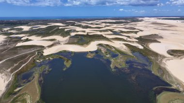 Piaui Brezilya 'daki Luis Correia' da Lencois Piauienses. Doğa Küçük Çarşafları. Portinho Gölü. Lencois Piauiens Luis Correia 'da. Kıvrımlı kum tepeleri. Yağmur suyu gölleri. Tropik Seyahat.