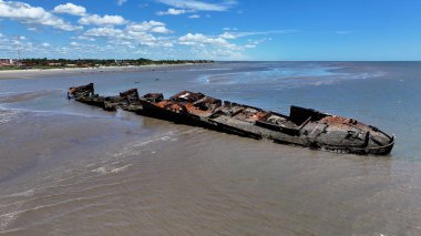 Maranhao Brezilya 'daki Tutoia' da ünlü bir gemi enkazı. Plaj manzarası. Doğa Deniz Burnu. Seyahat güzergahı. Maranhao Brezilya 'daki Tutoia' da ünlü bir gemi enkazı. Cennet Manzarası.