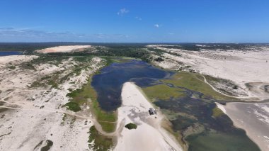 Ceara Brezilya 'daki Paraipaba' da Jegue Lagoon. Doğa manzarası. Güzel kum tepeleri. Paraipaba 'daki Jegue Lagoon. Yağmur suyu gölleri. Almecegas Gölü. Yaz Gezisi. Brezilya Kuzeydoğu.