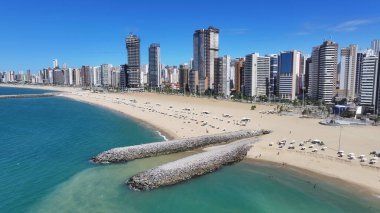 Ceara Brezilya 'daki Fortaleza Plaj Sahnesi. Plaj manzarası. Şehir merkezinde. Manzaralı Yükseliş Binaları. Ceara Brezilya 'daki Fortaleza Plaj Sahnesi. Göz kamaştırıcı Skyline. Brezilya Kuzeydoğu.