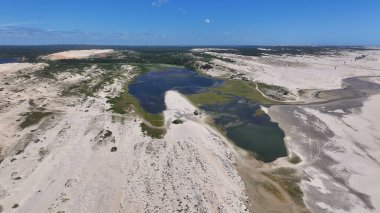 Ceara Brezilya 'daki Lagoinha' da Lagoinha Skyline. Tatlı Su Gölleri Peyzajı. Kum tepeleri dağları. Lagoinha Skyline Lagoinha 'da. Turizm Seyahati. Almecegas Gölü. Plaj Arkaplanı.