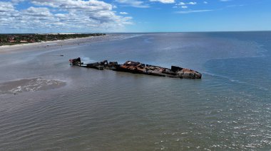 Tutoia Skyline, Tutoia, Brezilya 'da. Sahil Skyline. Doğa Düşük Dalga. Yaz Gezisi. Tutoia Skyline, Tutoia, Brezilya 'da. Gemi Enkazı Manzarası.