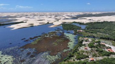 Maranhao Brezilya 'daki Paulino Neves' de küçük çarşaflar. Tatlı Su Gölleri Peyzajı. Kum tepeleri dağları. Paulino Neves 'te küçük çarşaflar. Turizm Seyahati. Doğa Sahnesi. Sahil Arkaplanı. Brezilya Kuzeydoğu.