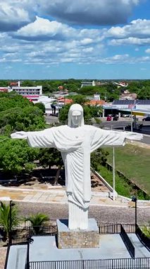 Piaui Brezilya 'daki Parnaiba' da Terra Santa Meydanı. Kilise manzarası. Din geçmişi. Seyahat güzergahı. Piaui Brezilya 'daki Parnaiba' da Terra Santa Meydanı. Sahne İsa Kurtarıcı.