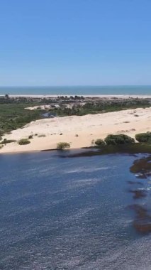 Ceara Brezilya 'daki Lagoinha' daki Almecegas Gölü. Tatlı Su Gölleri Peyzajı. Kum tepeleri dağları. Lagoinha 'daki Almecegas Gölü. Turizm Seyahati. Almecegas Gölü. Plaj Arkaplanı.