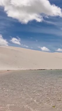 Lencois Maranhenses, Maranhao Brezilya 'daki Santo Amaro' da. Doğa Manzarası. Yüksek kum tepeleri. Lencois Maranhenses Brezilya 'da. Yağmur suyu gölleri. Çarpıcı Ekosistem. Tropik seyahat. Brezilya Kuzeydoğu.