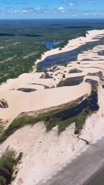 Tutoia Skyline, Tutoia, Brezilya 'da. Doğa Manzarası. Amerika 'nın Brezilya Deltası. Maranhao 'daki Tutoia Skyline. Riverside City 'de. Plaj manzarası. Tatil seyahatleri. Brezilya Kuzeydoğu.