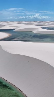 Lencois Maranhens Maranhao Brezilya 'daki Barreirinhas' ta Skyline 'da. Tatlı Su Gölleri Peyzajı. Kum tepeleri dağları. Lencois Maranhenses Skyline Maranhao. Turizm Seyahati. Doğa Sahnesi. Plaj Arkaplanı.